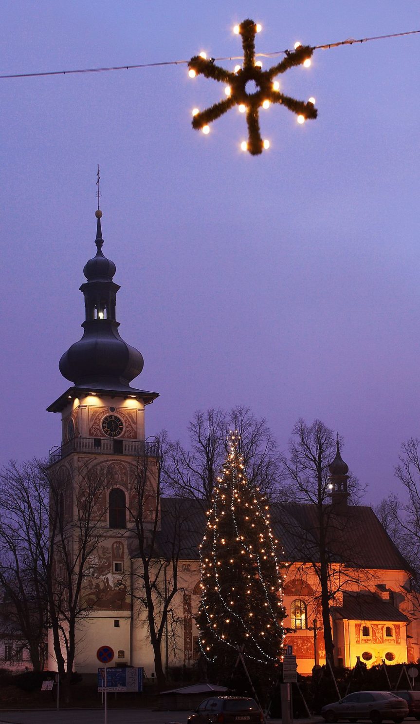Vánoční vigilie, troubení koled z věže kostela
